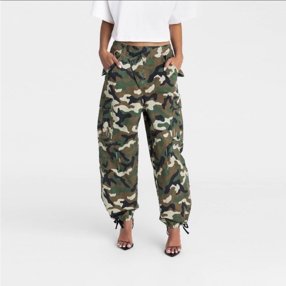 NWT KBB by KAHLANA Women's Mid-Rise Straight Leg 'The Cargo
Jogger' - CAMO - Picture 1 of 4